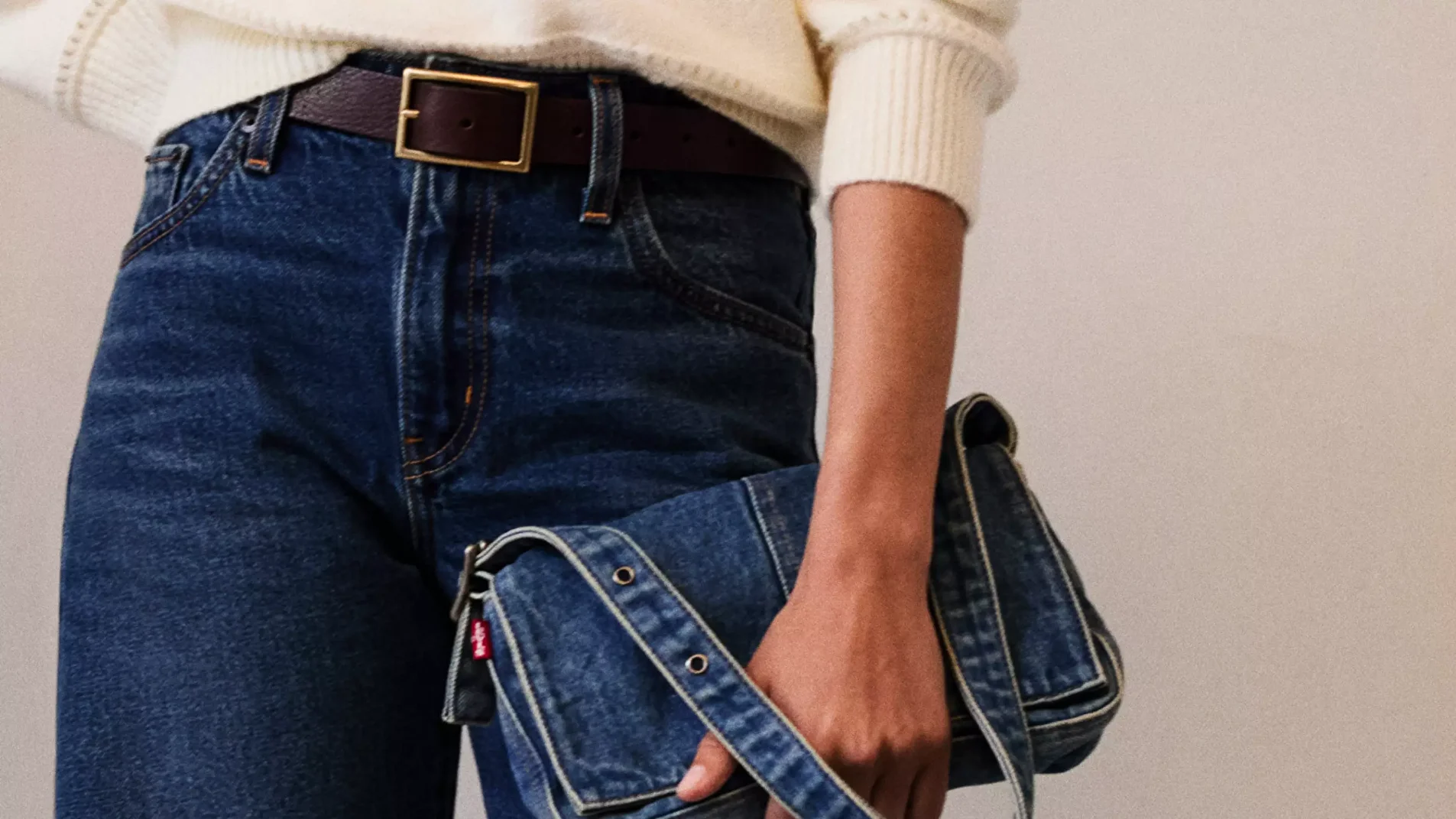 Denim etek ve siyah hırka kombin